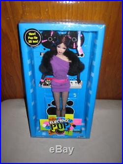NEW! Integrity Toys Doll Dynamite Girls Electro Pop Sooki With Doll Stand NRFB