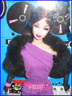 NEW! Integrity Toys Doll Dynamite Girls Electro Pop Sooki With Doll Stand NRFB